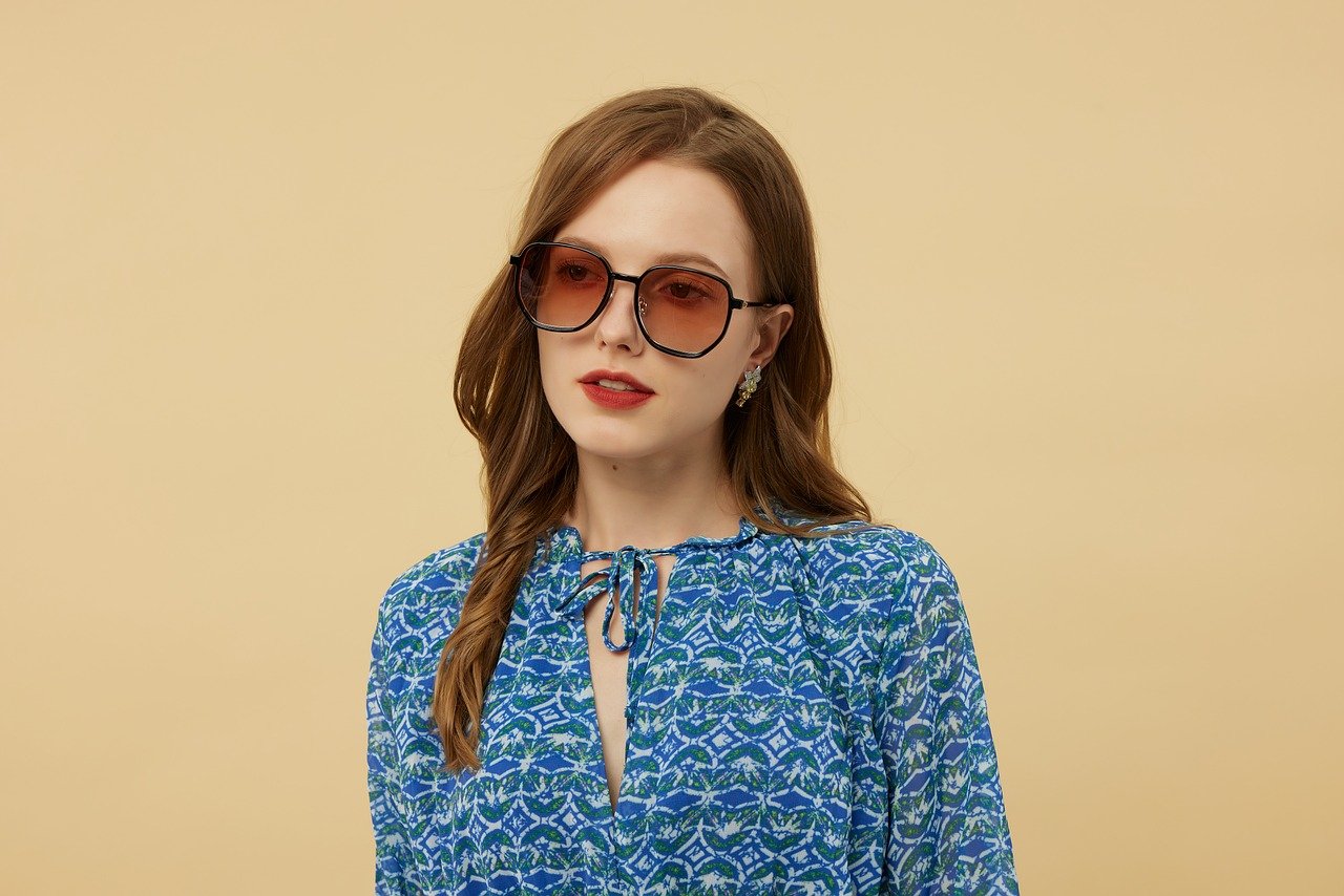 entdecken sie angesagte oversized-fashion-trends! lässige und bequeme styles für damen und herren – von weiten pullovern bis zu oversized hosen. jetzt modisch und stilvoll unterwegs sein.